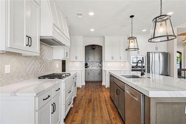 1013 Old Hickory Road, Greenwood, MO 64034