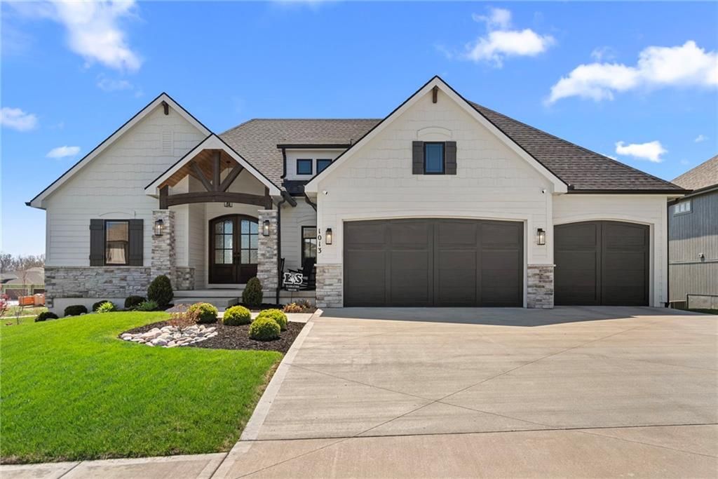 1013 Old Hickory Road, Greenwood, MO 64034