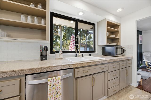 704 Fir Park Lane, Fircrest, WA 98466