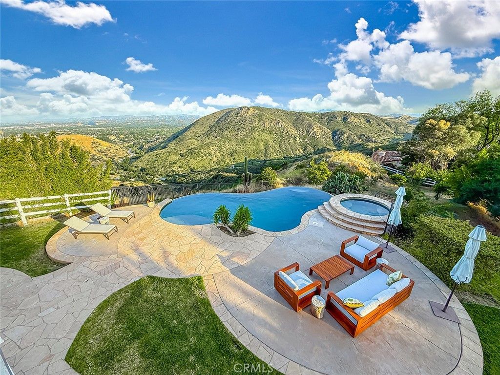Image 2 of property listing at 130 Dapplegray, Bell Canyon, CA 91307