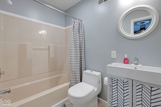 1015 E Killian Drive, Mooresville, IN 46158