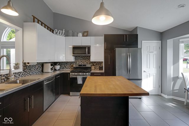 1015 E Killian Drive, Mooresville, IN 46158