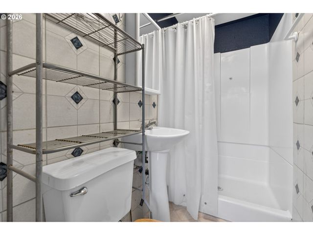 12330 Ne KNOTT St, Portland, OR 97230