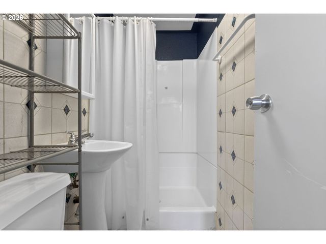 12330 Ne KNOTT St, Portland, OR 97230