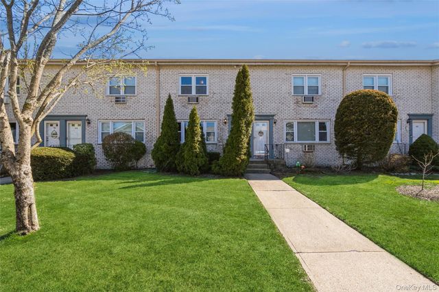 92 Cardinal Lane 92, Islip, NY 11751
