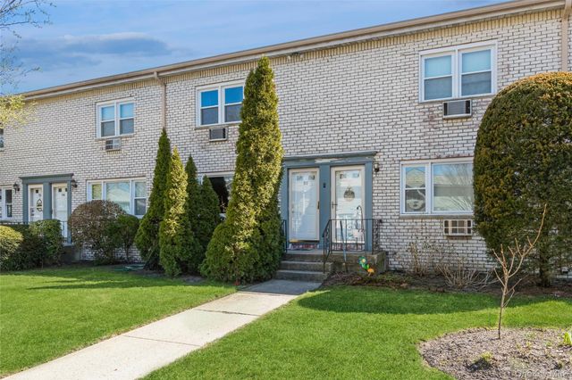 92 Cardinal Lane 92, Islip, NY 11751