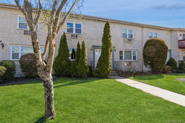 92 Cardinal Lane 92, Islip, NY 11751