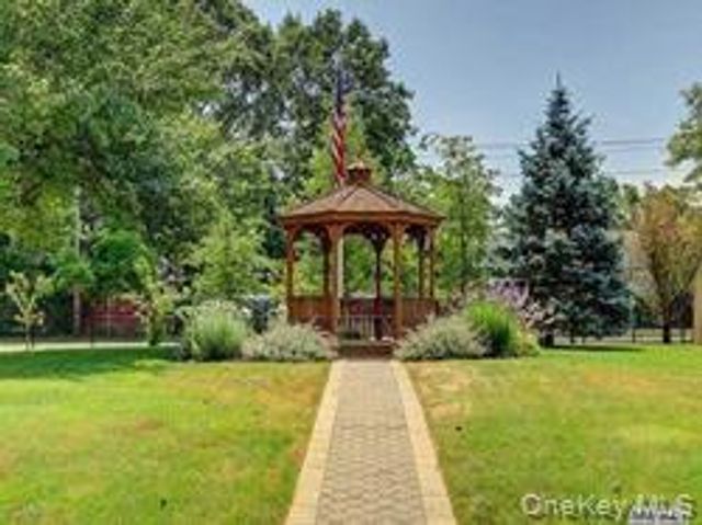92 Cardinal Lane 92, Islip, NY 11751
