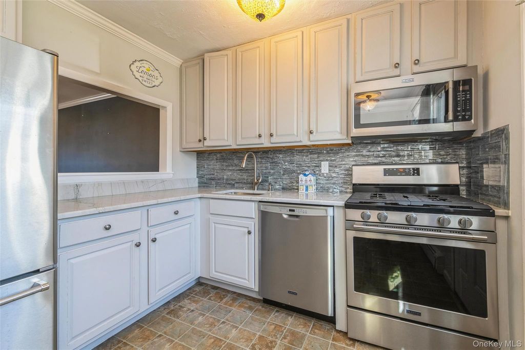 92 Cardinal Lane 92, Islip, NY 11751