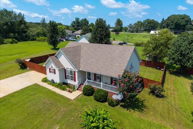 5 Summerfield Dr, Fayetteville, TN 37334