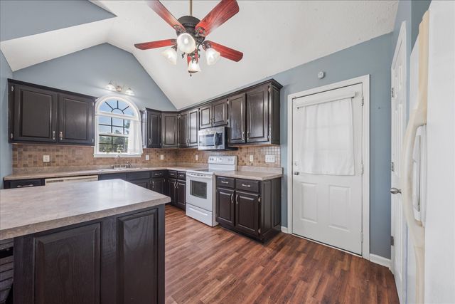 5 Summerfield Dr, Fayetteville, TN 37334