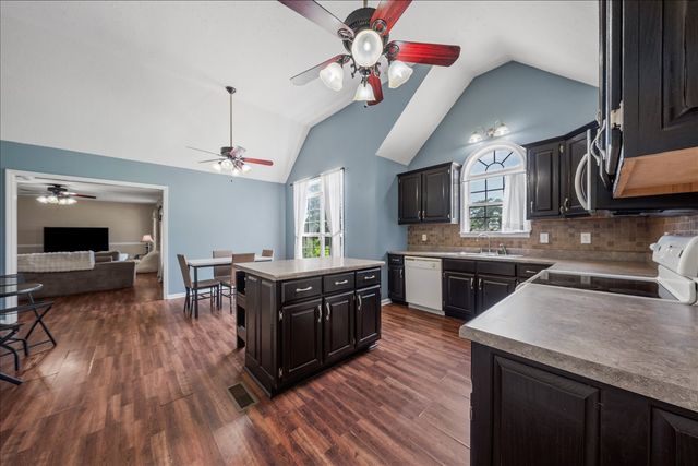 5 Summerfield Dr, Fayetteville, TN 37334
