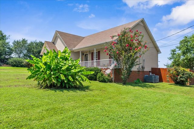 5 Summerfield Dr, Fayetteville, TN 37334