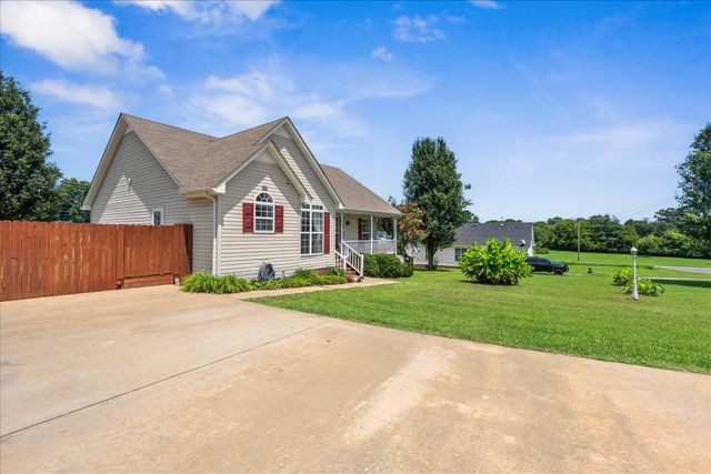 5 Summerfield Dr, Fayetteville, TN 37334