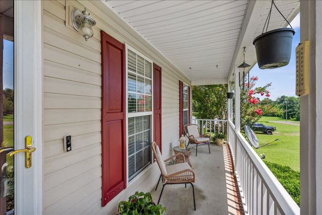 5 Summerfield Dr, Fayetteville, TN 37334