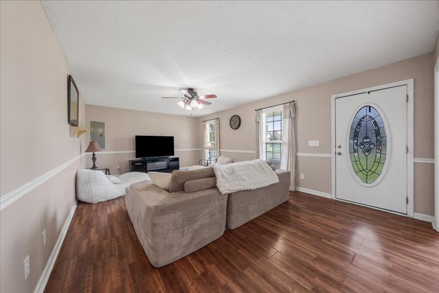 5 Summerfield Dr, Fayetteville, TN 37334