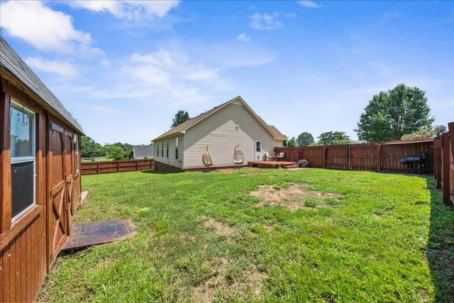 5 Summerfield Dr, Fayetteville, TN 37334