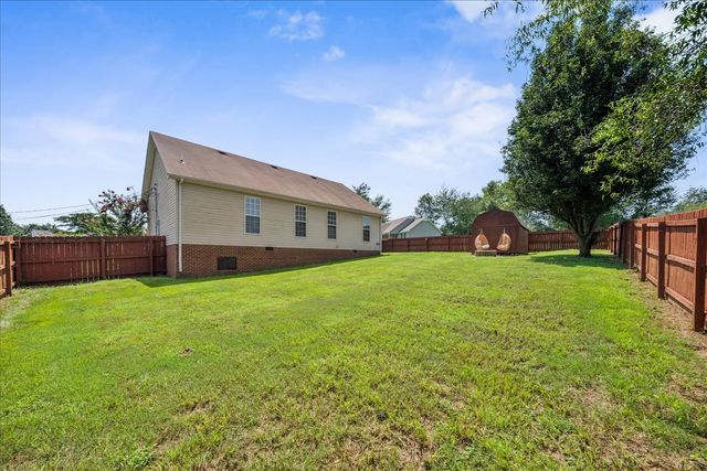5 Summerfield Dr, Fayetteville, TN 37334