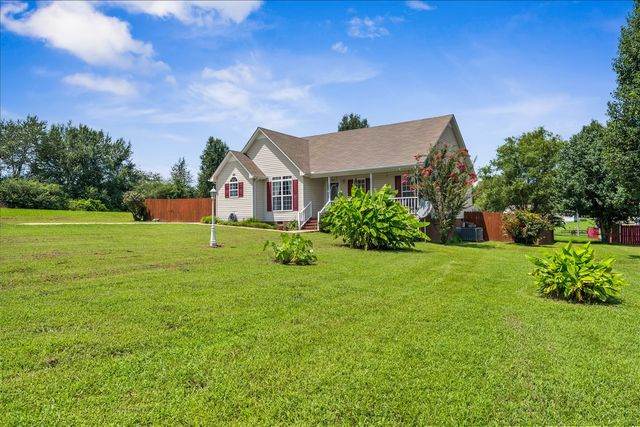 5 Summerfield Dr, Fayetteville, TN 37334