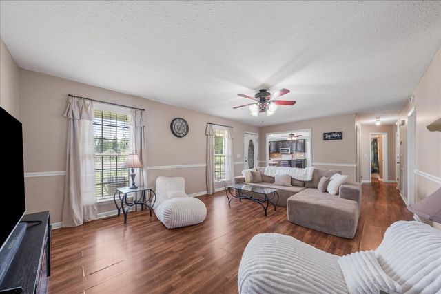 5 Summerfield Dr, Fayetteville, TN 37334