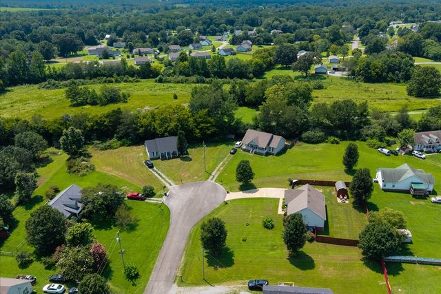 5 Summerfield Dr, Fayetteville, TN 37334