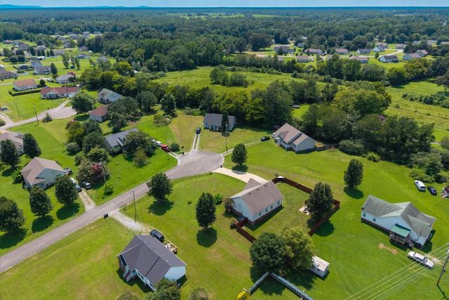 5 Summerfield Dr, Fayetteville, TN 37334