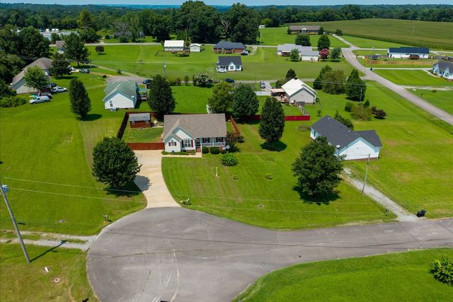 5 Summerfield Dr, Fayetteville, TN 37334