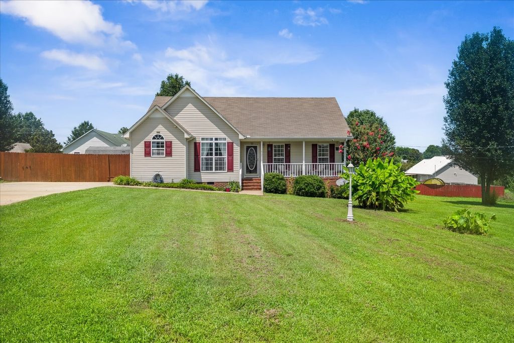 5 Summerfield Dr, Fayetteville, TN 37334