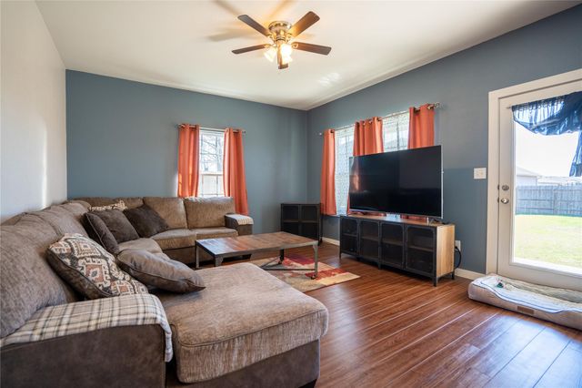 118 Lydia LN, Thrall, TX 76578