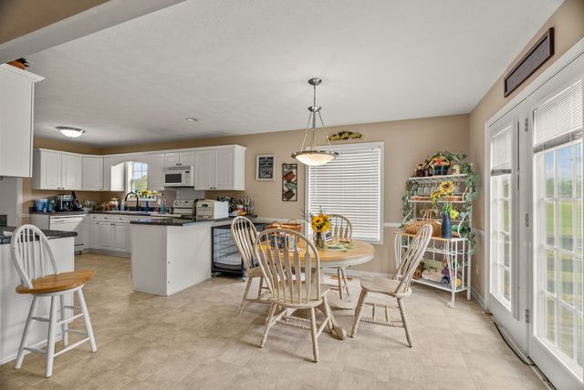 813 Shun Pike, Cottontown, TN 37048