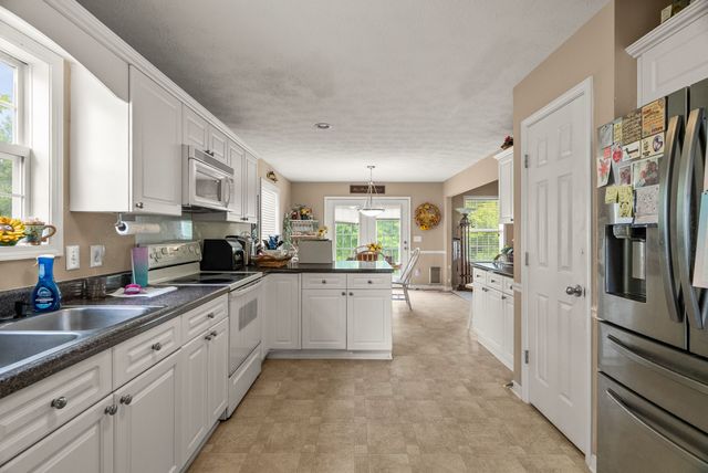 813 Shun Pike, Cottontown, TN 37048