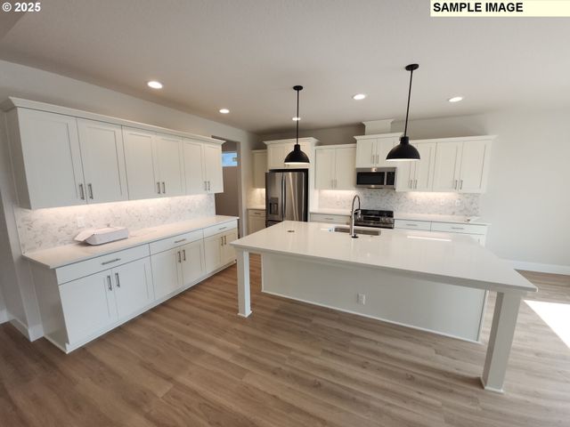 657 Magnolia Ave 10, Woodburn, OR 97071