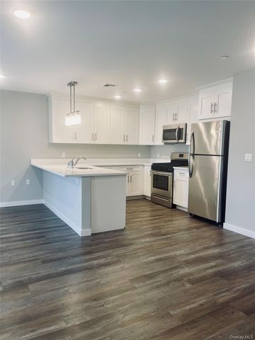 221 Eastview Drive 17, Central Islip, NY 11722