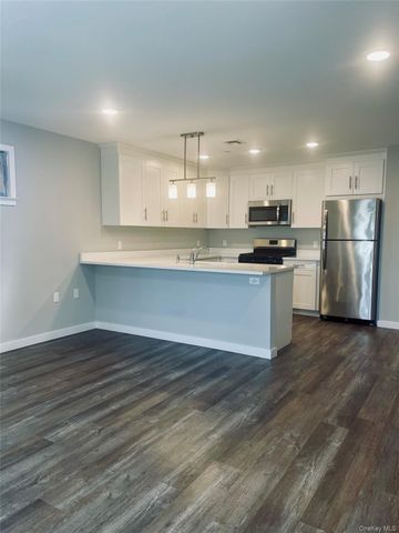 221 Eastview Drive 17, Central Islip, NY 11722