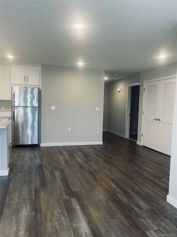 221 Eastview Drive 17, Central Islip, NY 11722