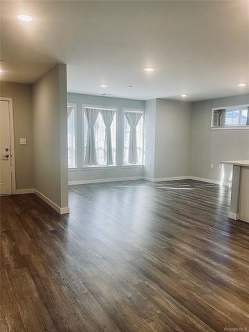 221 Eastview Drive 17, Central Islip, NY 11722