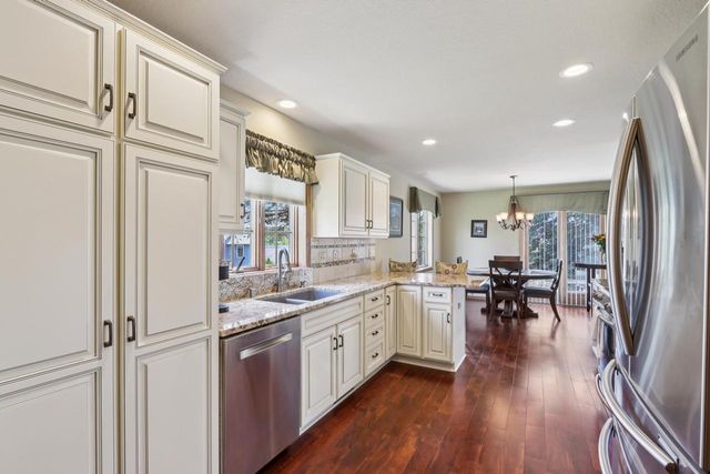 W203N16184 Pin Oak CIRCLE, Jackson, WI 53037