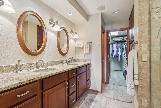 W203N16184 Pin Oak CIRCLE, Jackson, WI 53037