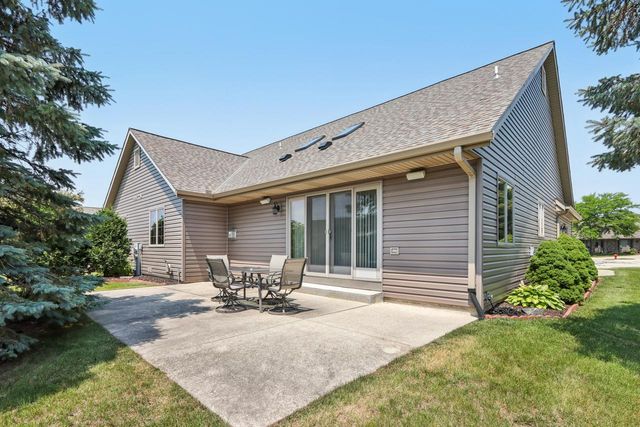 W203N16184 Pin Oak CIRCLE, Jackson, WI 53037