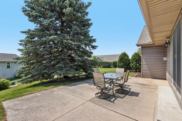 W203N16184 Pin Oak CIRCLE, Jackson, WI 53037