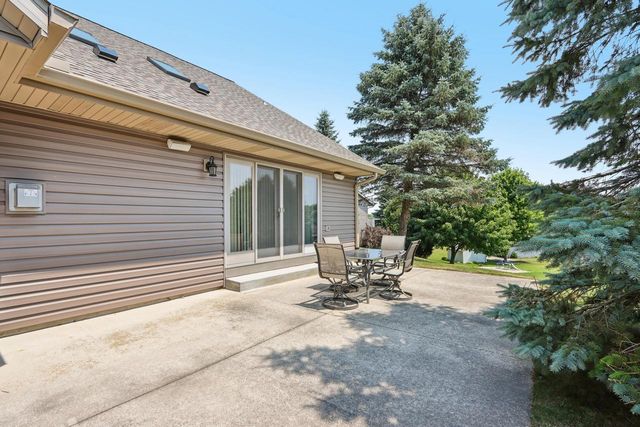 W203N16184 Pin Oak CIRCLE, Jackson, WI 53037