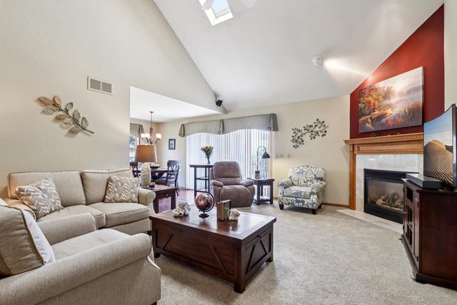 W203N16184 Pin Oak CIRCLE, Jackson, WI 53037