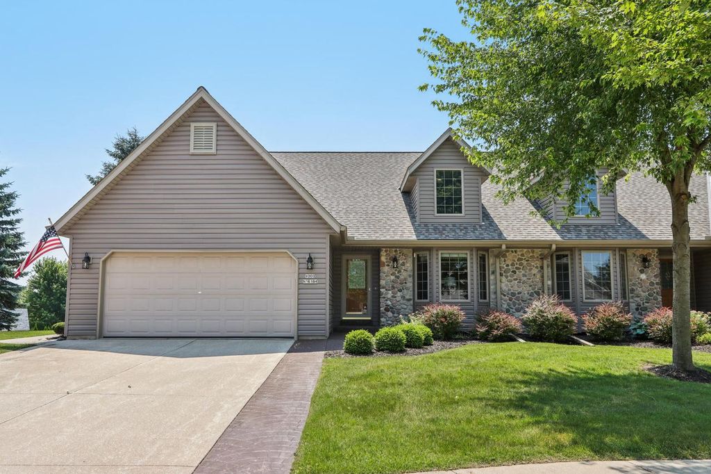 W203N16184 Pin Oak CIRCLE, Jackson, WI 53037