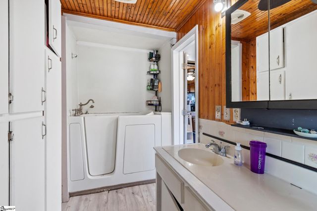 104 Montgomery Street, Campobello, SC 29322