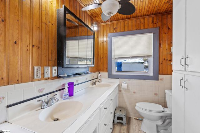 104 Montgomery Street, Campobello, SC 29322