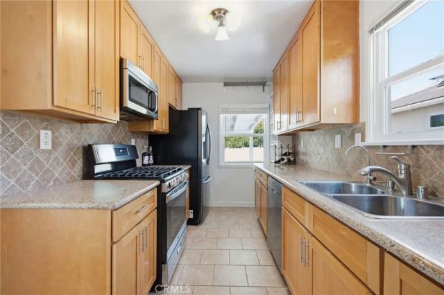 6937 Zelzah Avenue, Reseda, CA 91335