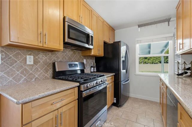 6937 Zelzah Avenue, Reseda, CA 91335