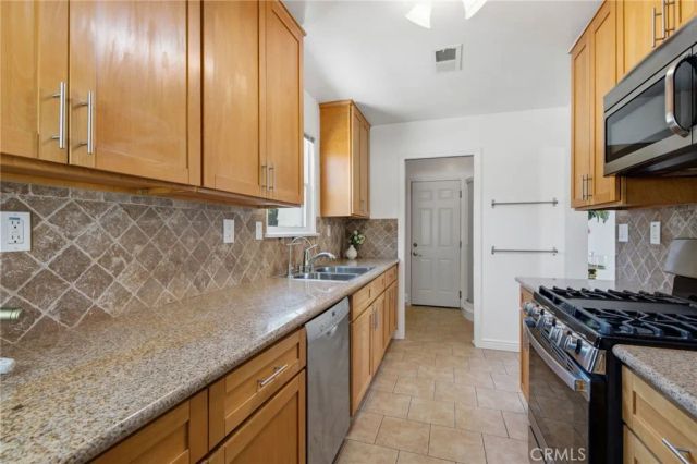 6937 Zelzah Avenue, Reseda, CA 91335