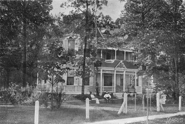 7324 Vine Avenue, St Louis, MO 63143