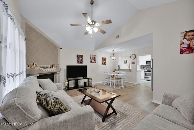 8300 PLAZA GATE Lane 1122, Jacksonville, FL 32217